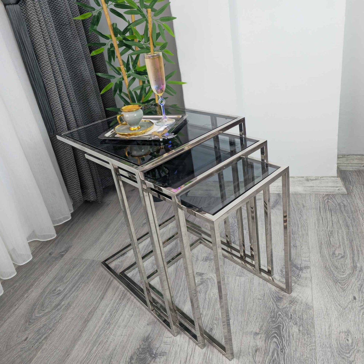 Gunesly Decor Luxury 3’lü Füme Cam Zigon Sehpa Seti – Metal Gövde, Temperli Cam, Modern & Şık Tasarım