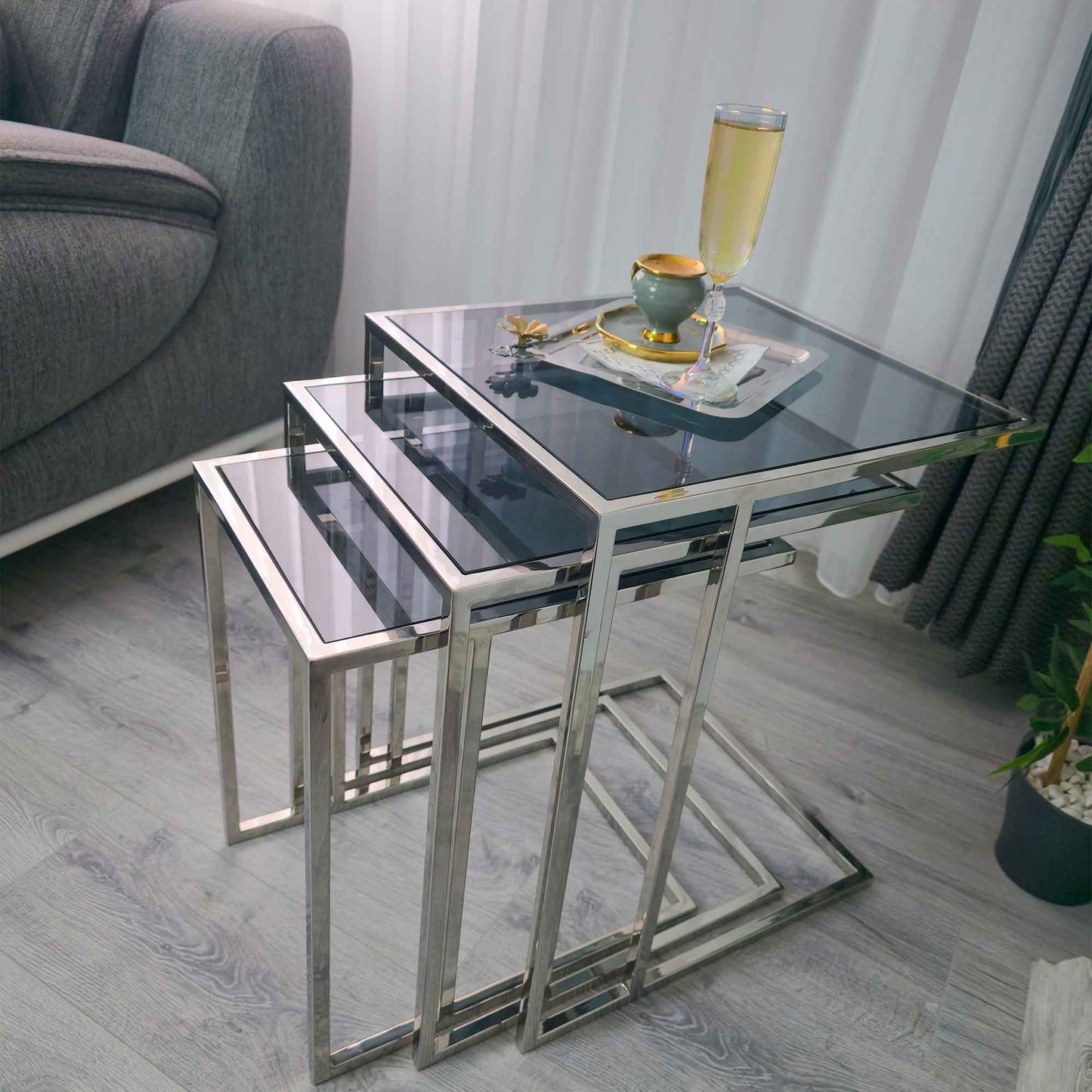 Gunesly Decor Luxury 3’lü Füme Cam Zigon Sehpa Seti – Metal Gövde, Temperli Cam, Modern & Şık Tasarım