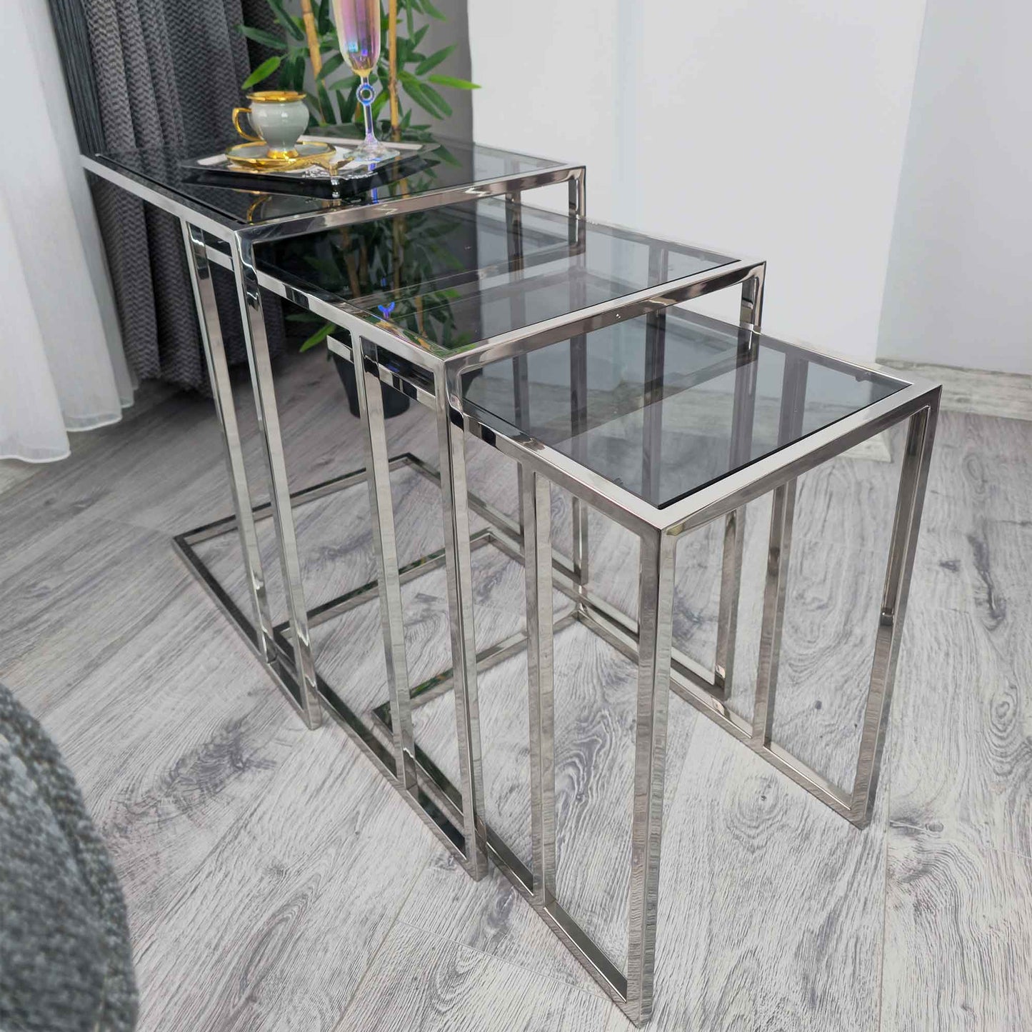 Gunesly Decor Luxury 3’lü Füme Cam Zigon Sehpa Seti – Metal Gövde, Temperli Cam, Modern & Şık Tasarım