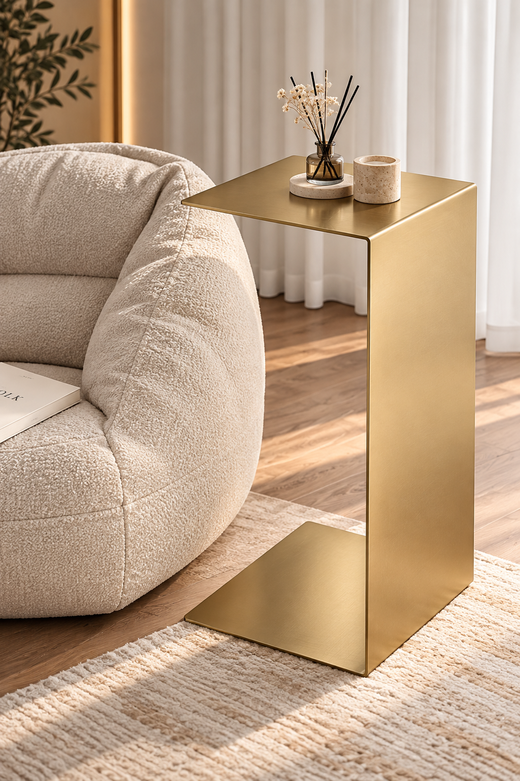 Gold C tipi yan sehpa koltuk yanında