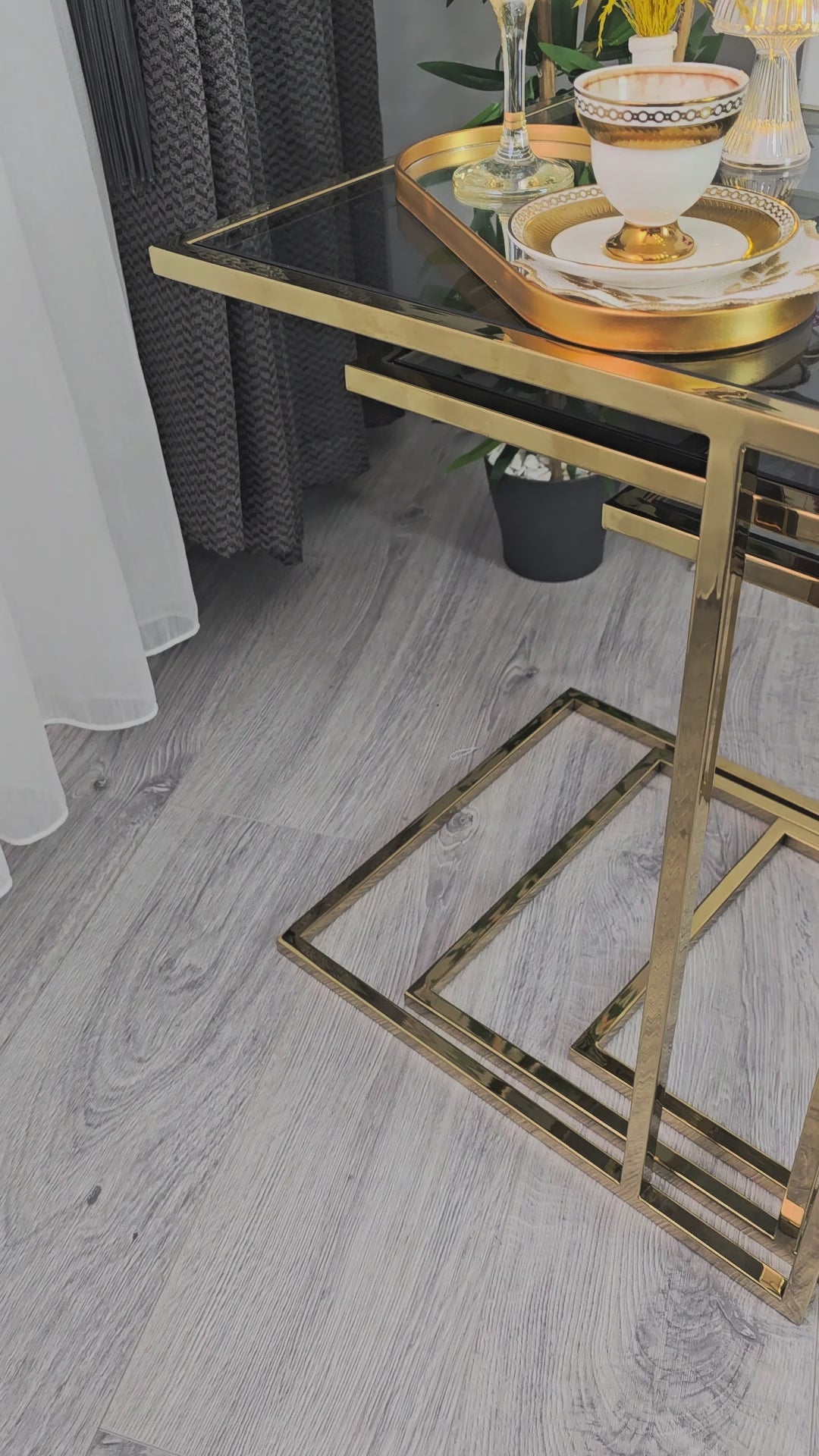 Gunesly Decor Luxury 3’lü Zigon Sehpa Seti – Titanyum Gold Kaplama Metal Gövde, Füme Temperli Cam, Modern Tasarım