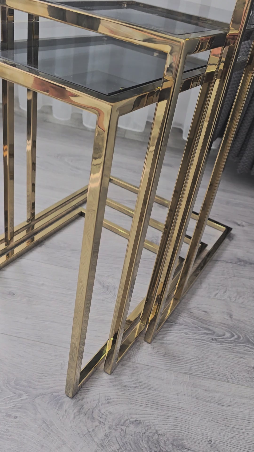 Gunesly Decor Luxury 3’lü Zigon Sehpa Seti – Titanyum Gold Kaplama Metal Gövde, Füme Temperli Cam, Modern Tasarım